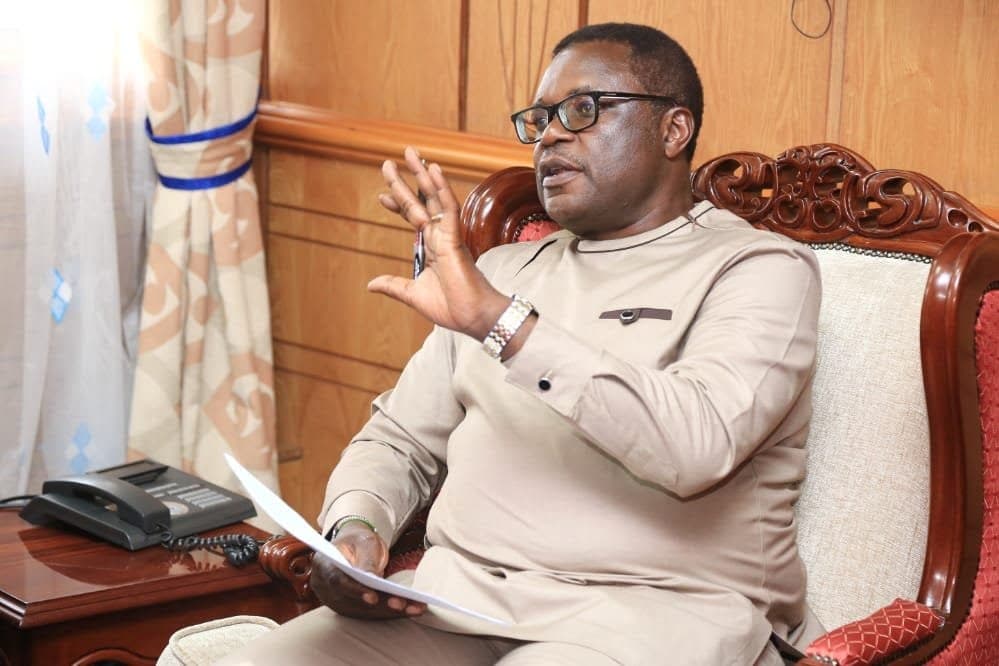 Governor meets school heads, assures support despite delay of funds