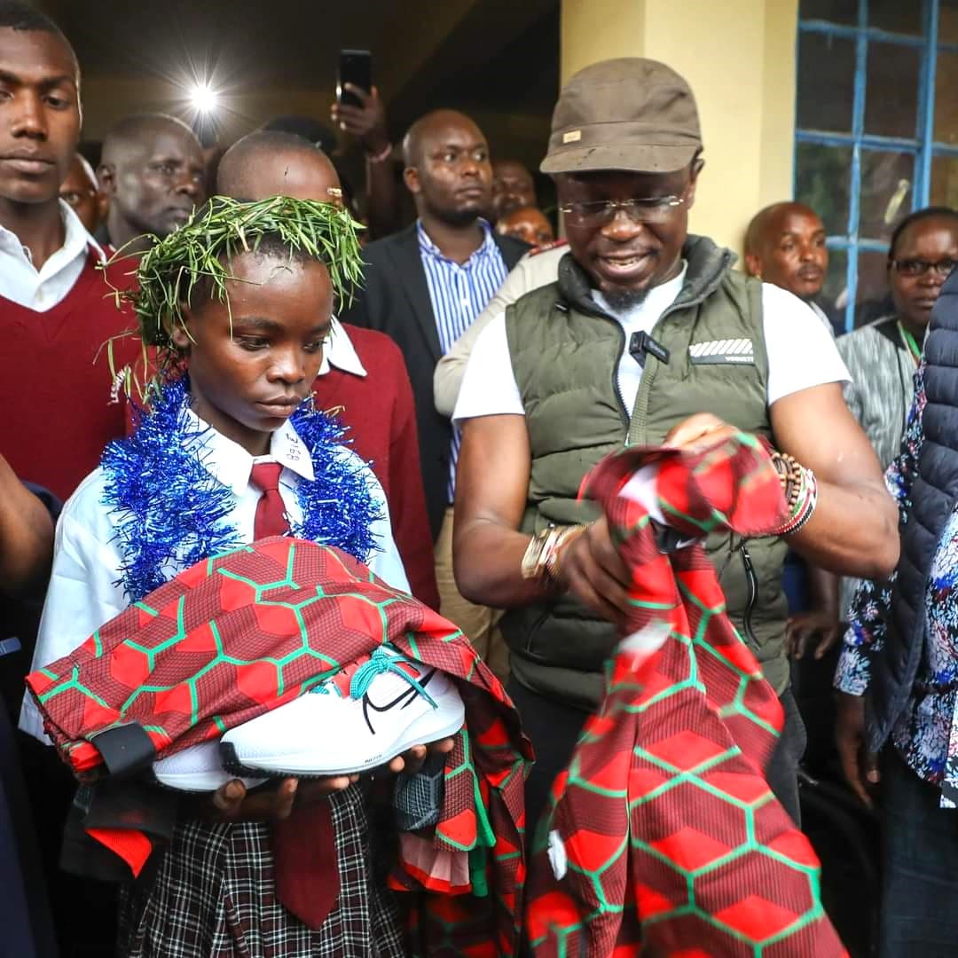 CS Ababu donates KSh100,000 to student who won race running barefoot