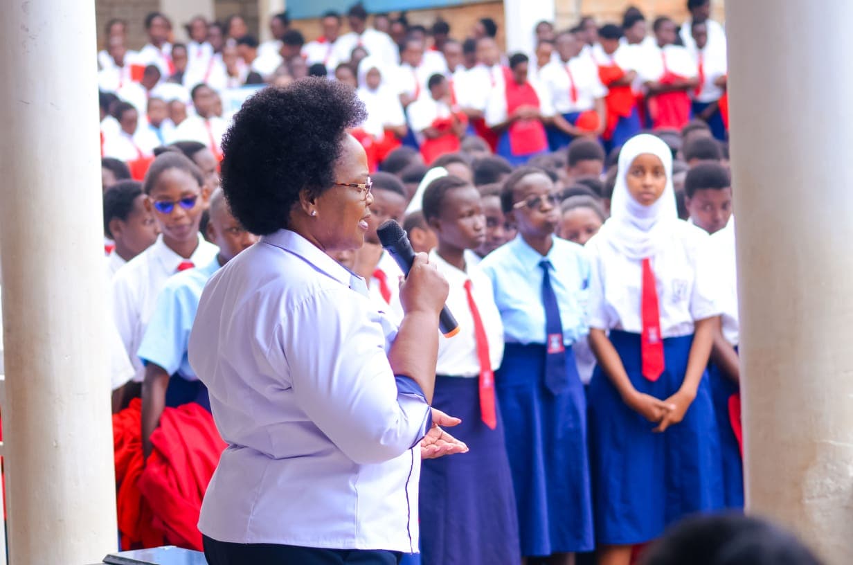 Jubilations as Ng’iya Girls’ High School welcomes new 16-seater high roof luxurious van