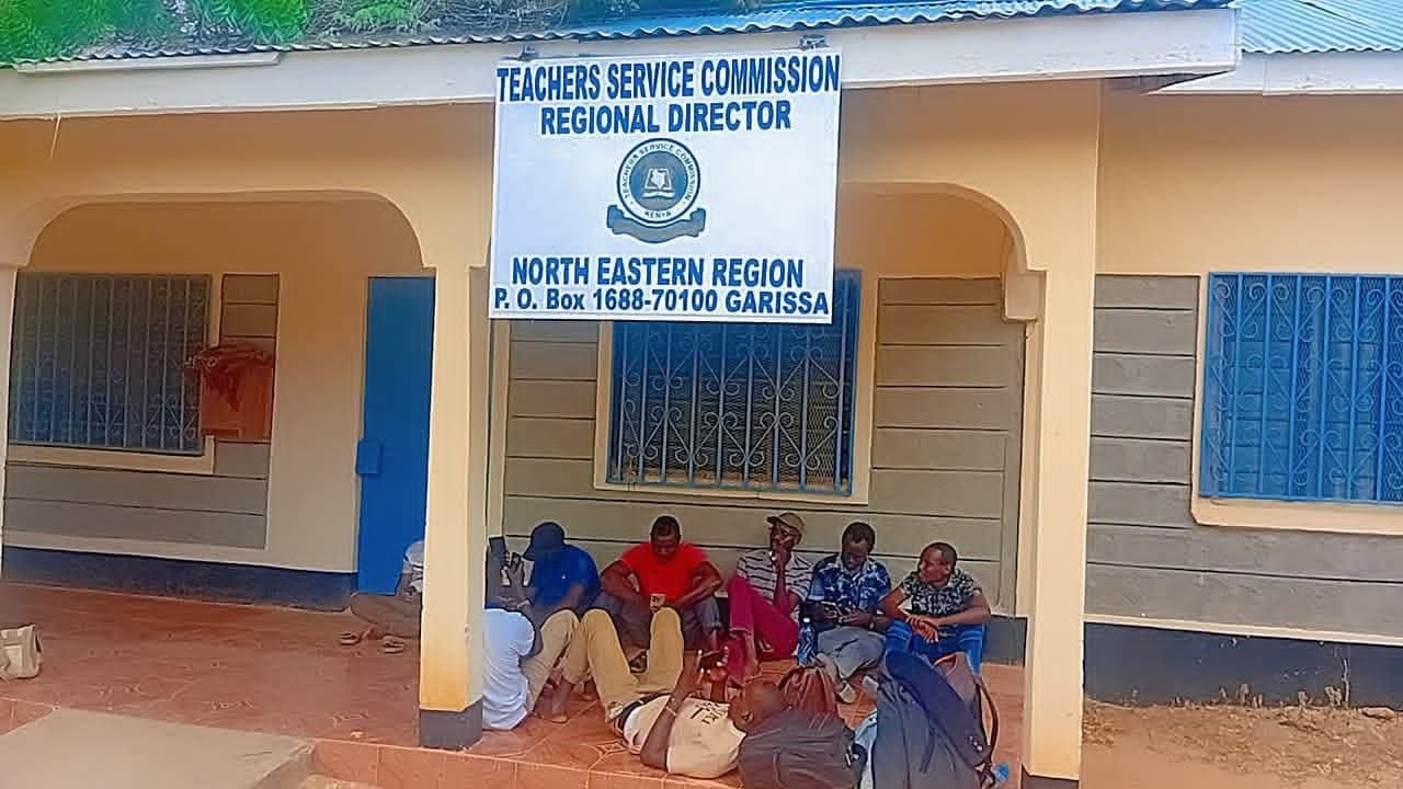 Hulugho teachers protest at TSC offices after colleague killed in Al-Shabaab attack