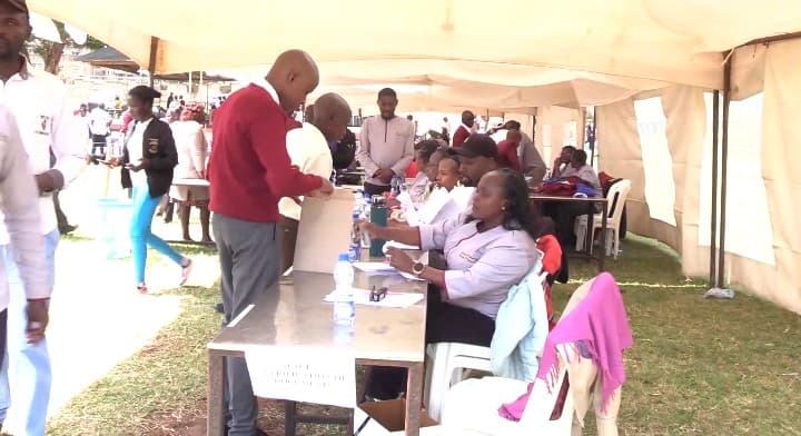 Parents throng Meru School from dawn as Grade 10 admissions begin