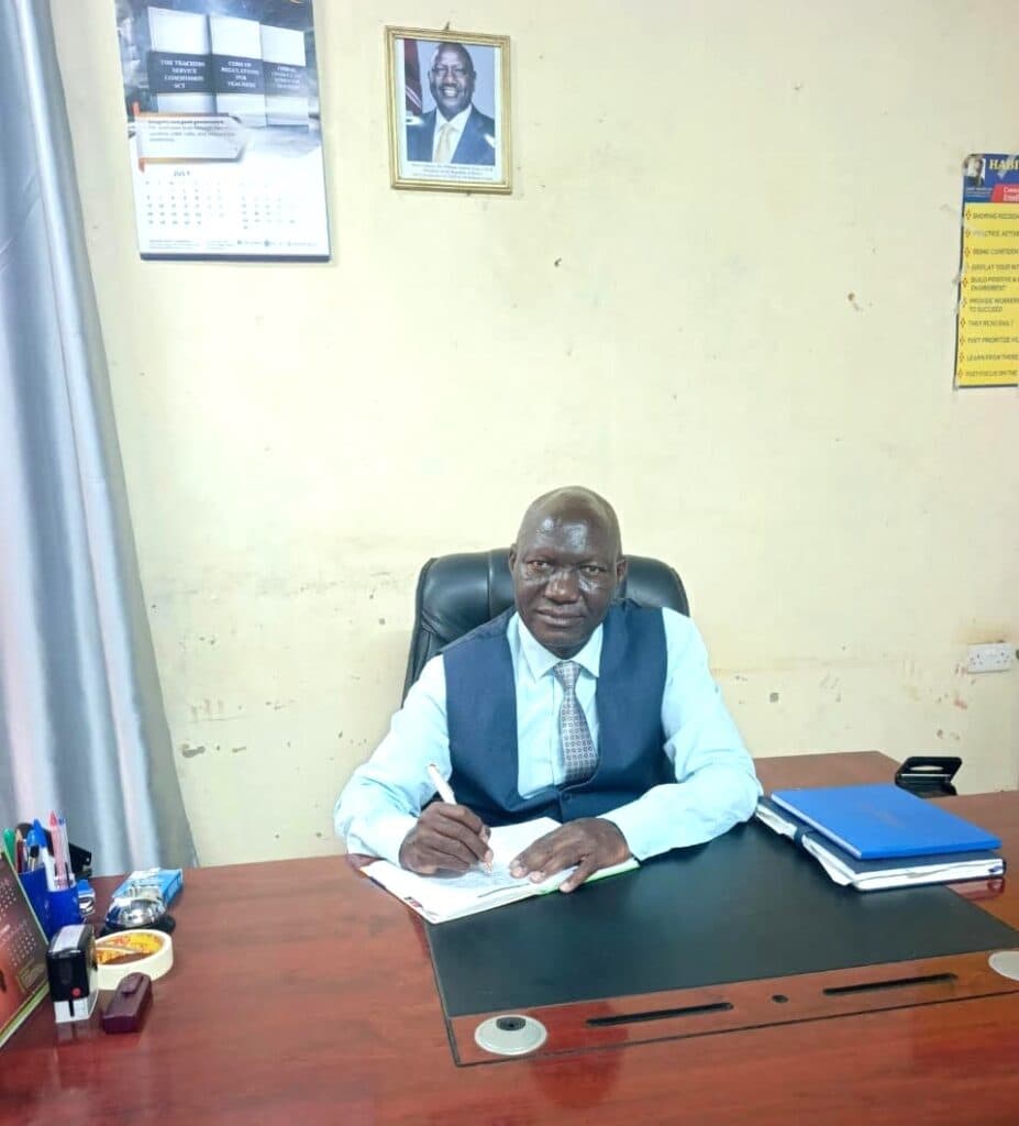 36 years in class: How a teacher built a school from zero and retired a PhD student image 1