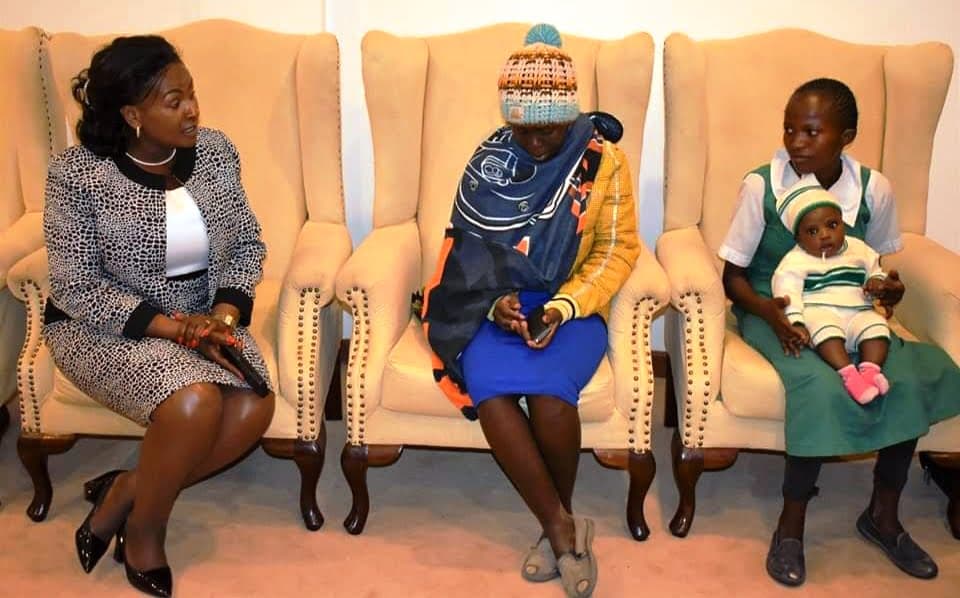 Governor pledges to sponsor teenage mom’s education image 1