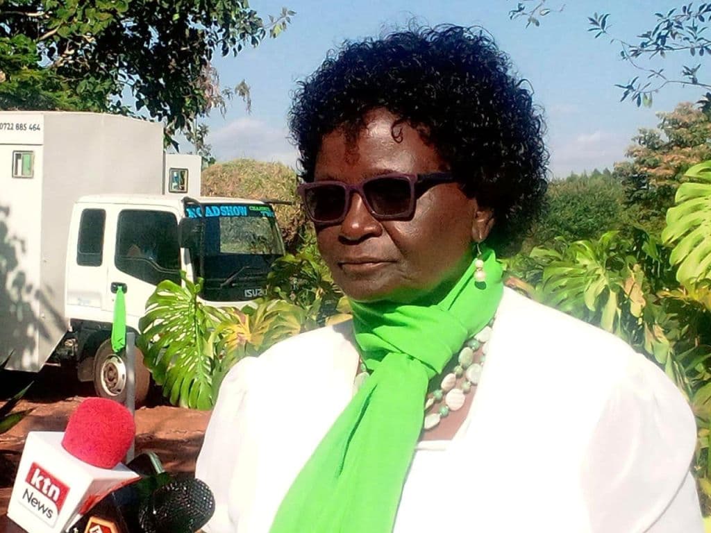 School alumni celebrate former principal in an all-white party