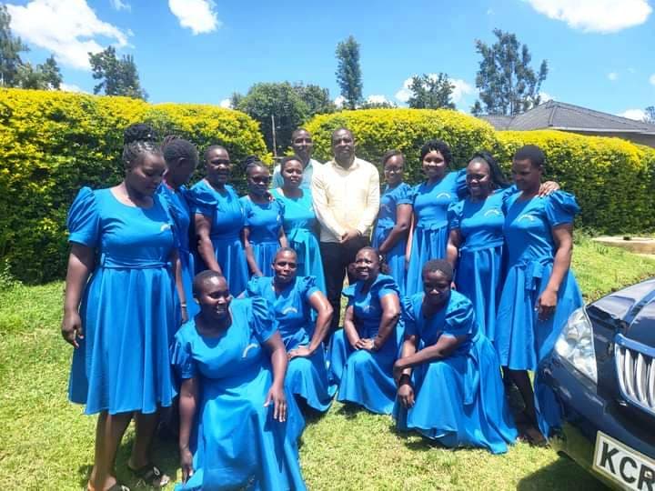 Engineer leads women teachers group in planting trees at local primary school image 1