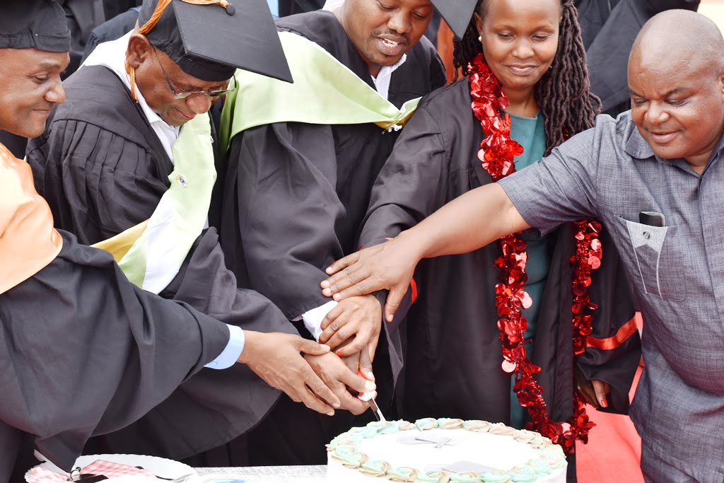 CIT BEST STUDENT CUTTING CAKE WITH FROM LEFT CIT PRINCIPAL BOG CHAIR CHIEF GUEST AND COUNTY COMMISSIONER1