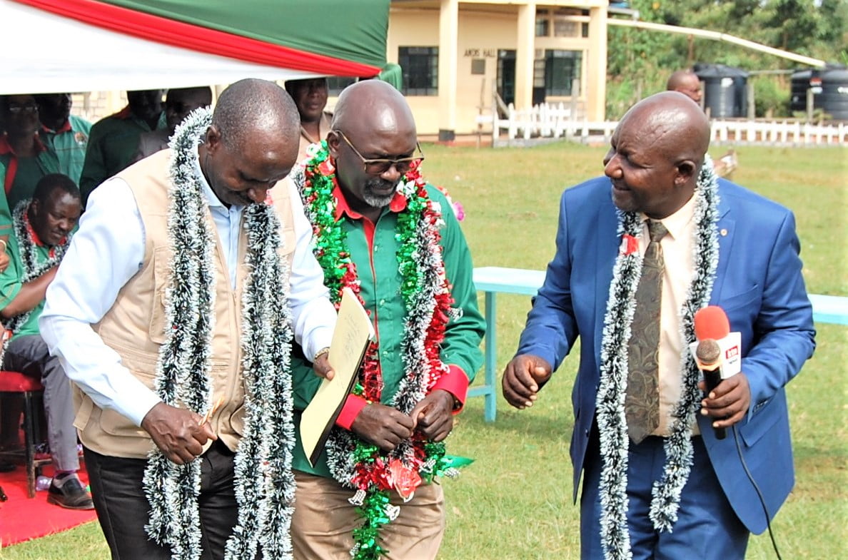 CAS Nominee for Tourism Wilson Sossion left KNUT Deputy Treasurer Kennedy Nyamwada and Soin Sigowet MP Justice Kemei during the AGM held at Kebeneti Primary grounds