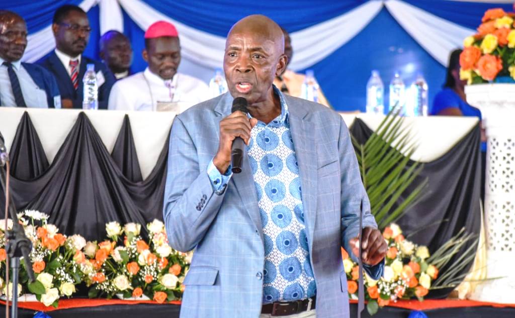 Education CS Ezekiel Machogu addressing mourners at Gesonso village during Chief Principal Daniel Nyarikis funeral