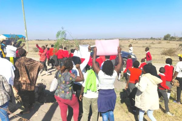 Parents protest head teacher’s transfer, barricade Nairobi-Kangundo Road