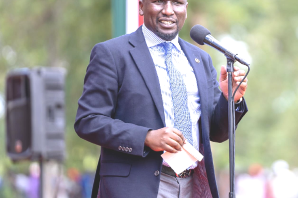 Senator Cheruiyot raises alarm over liquor outlets near schools