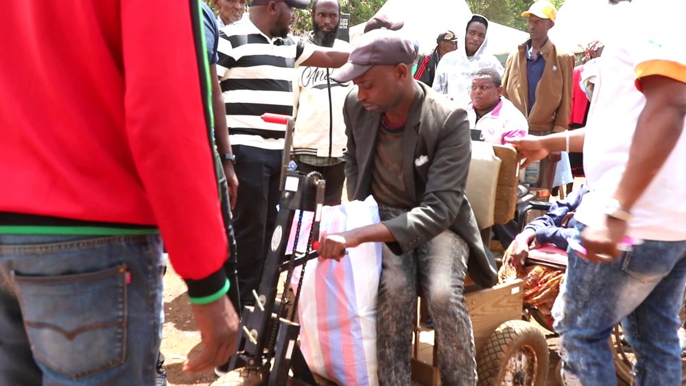 Ruiru residents receive food donations from well wishers for Christmas festivities