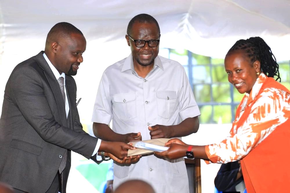 Migori County Governor Dr Ochillo Ayacko receives a list of Branch new officials of both KNUT and KUPPET refined
