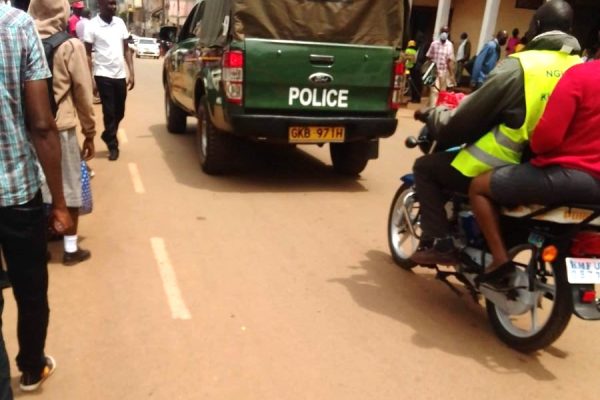 The Nyamira police ferrying body to hospital. Photo Enock Okongo