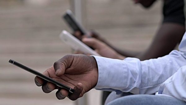 Students iwth phones