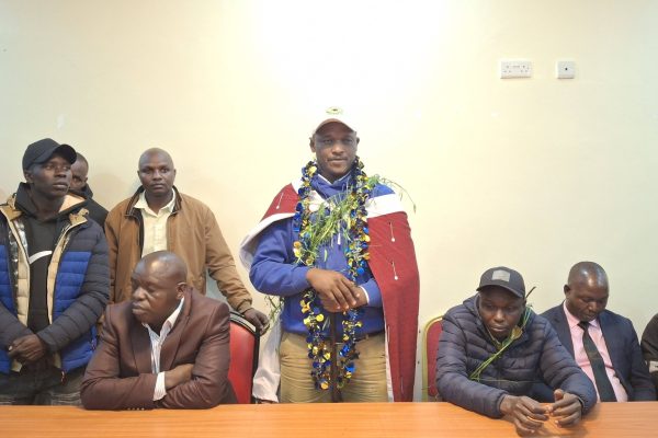 KUPPET Narok branch Chairman Chepkwony (centre) in Dikirr