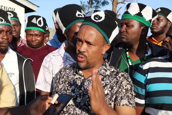 Kamau Kirigi and other members of Mihiriga Kenda group speaking to journalists in Juja, Kiambu County.