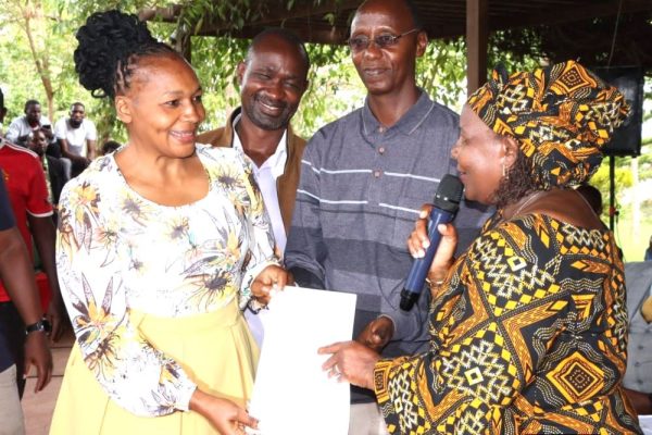 Makueni MP Susan Kiamba addressing residents during bursary issuance ceremony at Wote Green Park in Wote-Nziu ward.