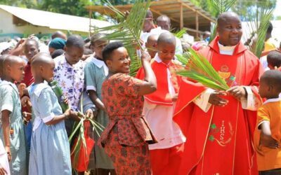 Fr. Dominic Gesimba flanked by Kisii County Senator Essy Okenyuri, led the youth to celebrate Palm Sunday Week along the paths of the church.