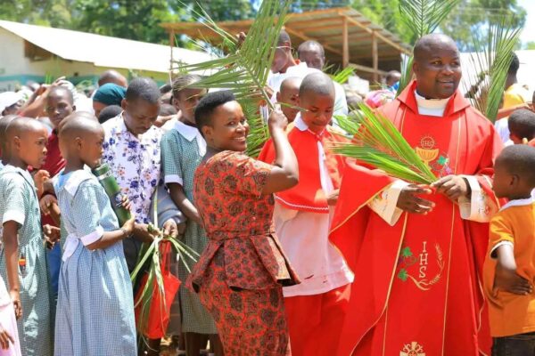 Fr. Dominic Gesimba flanked by Kisii County Senator Essy Okenyuri, led the youth to celebrate Palm Sunday Week along the paths of the church.