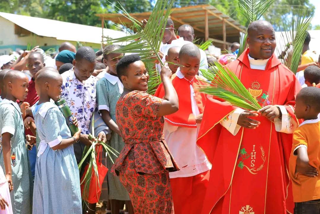 Fr. Dominic Gesimba flanked by Kisii County Senator Essy Okenyuri, led the youth to celebrate Palm Sunday Week along the paths of the church.