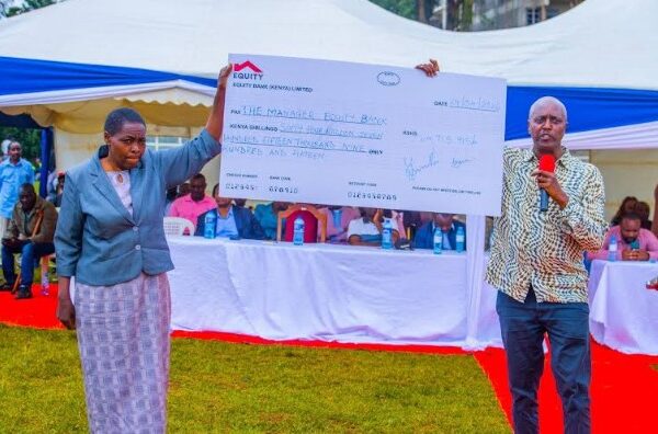 Kiambu Town MP delivers students bursaries