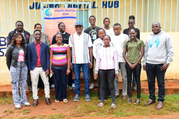 Busia Deputy Governor Arthur Odera (centre) with the Jiajiri Digital Hub officials. Photo Courtesy