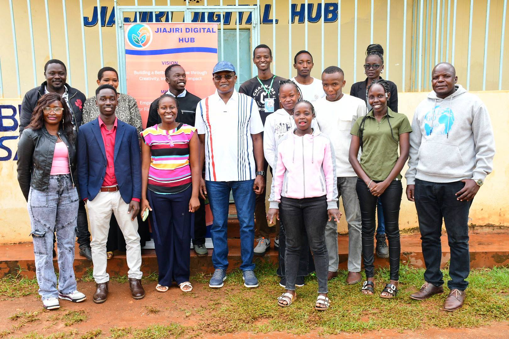 Busia Deputy Governor Arthur Odera (centre) with the Jiajiri Digital Hub officials. Photo Courtesy