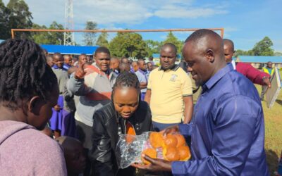 Malava MP aspirrant John Wanyama (l) distributing scones to learners
