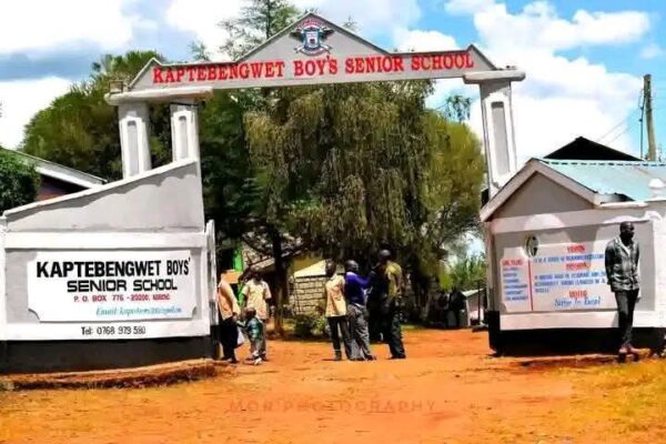 Kaptebengwet Boys main gate