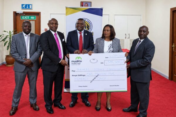 Mwalimu National DT SACCO officials led by National Chairman Joel Gachari and CEO Kenneth Odhiambo hand over a Sh1.5 million sponsorship cheque to TSC Chairman Dr Jamleck Muturi and Acting Commission Secretary and CEO Eveleen Mitei to support this year’s World Teachers’ Day celebrations