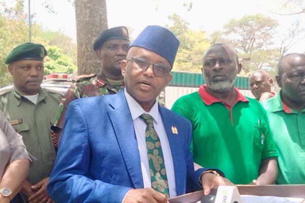 Makueni county commissioner Khalif Abdullahi addressing members of KNUT led by Makueni branch executive secretary Benson Ndambuki. Photo Lydia Ngoolo