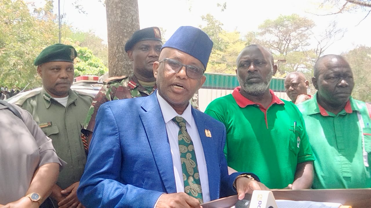 Makueni county commissioner Khalif Abdullahi addressing members of KNUT led by Makueni branch executive secretary Benson Ndambuki. Photo Lydia Ngoolo