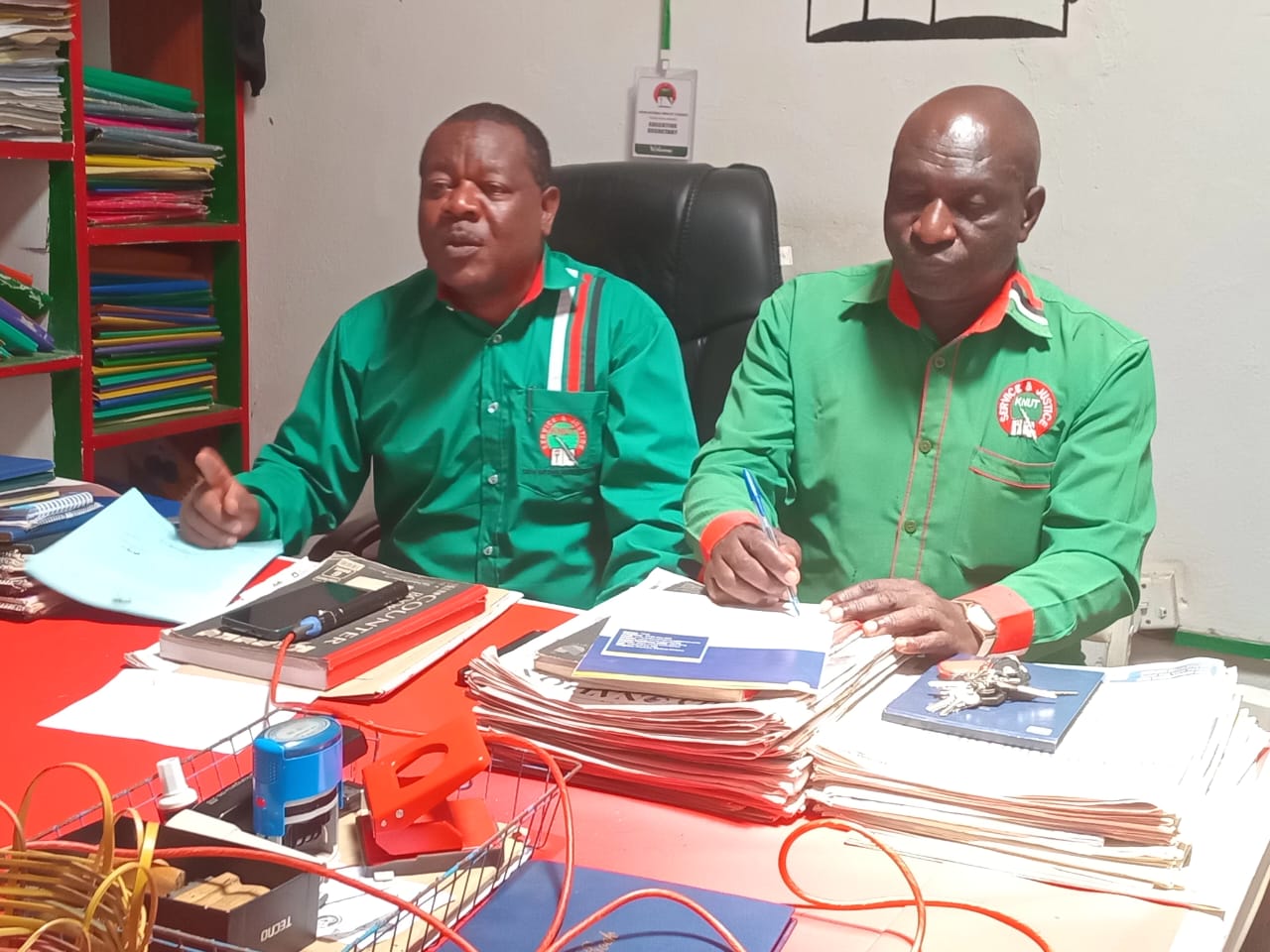Trans Nzoia KNUT officials led By George Wanjala Simiyu speaking to the press in Kitale town. They accused TSC of transferring their members to KUPPET. Photo John Oroni