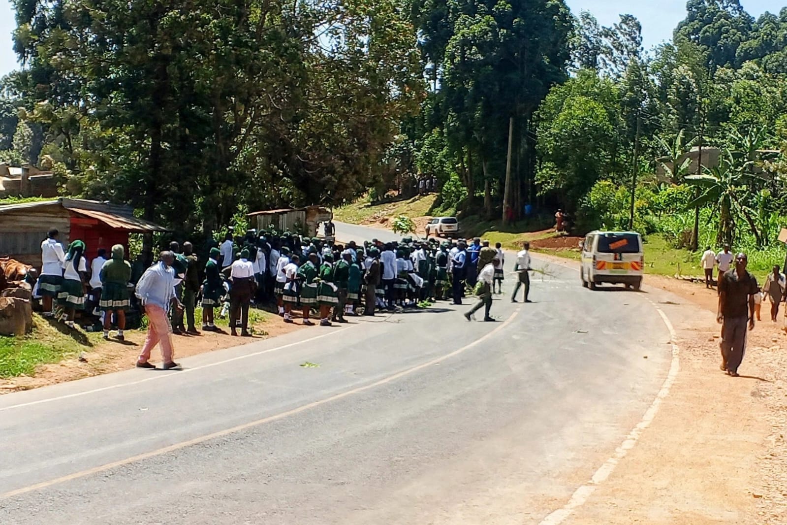 Rampaging students of Nyansira Secondary School along Kisii Keroka road on 30th September